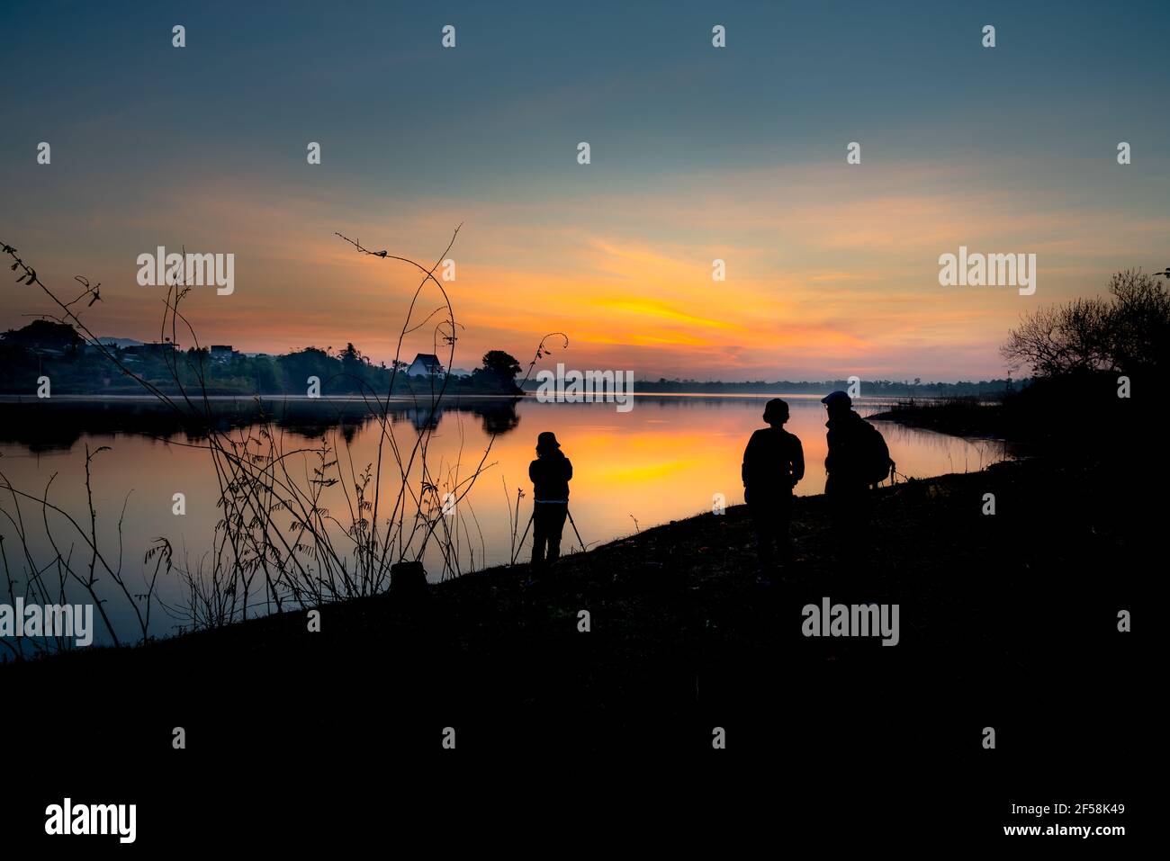 Morgendämmerung auf dem Meer von Teeseen in der Provinz Gia Lai, Vietnam Stockfoto