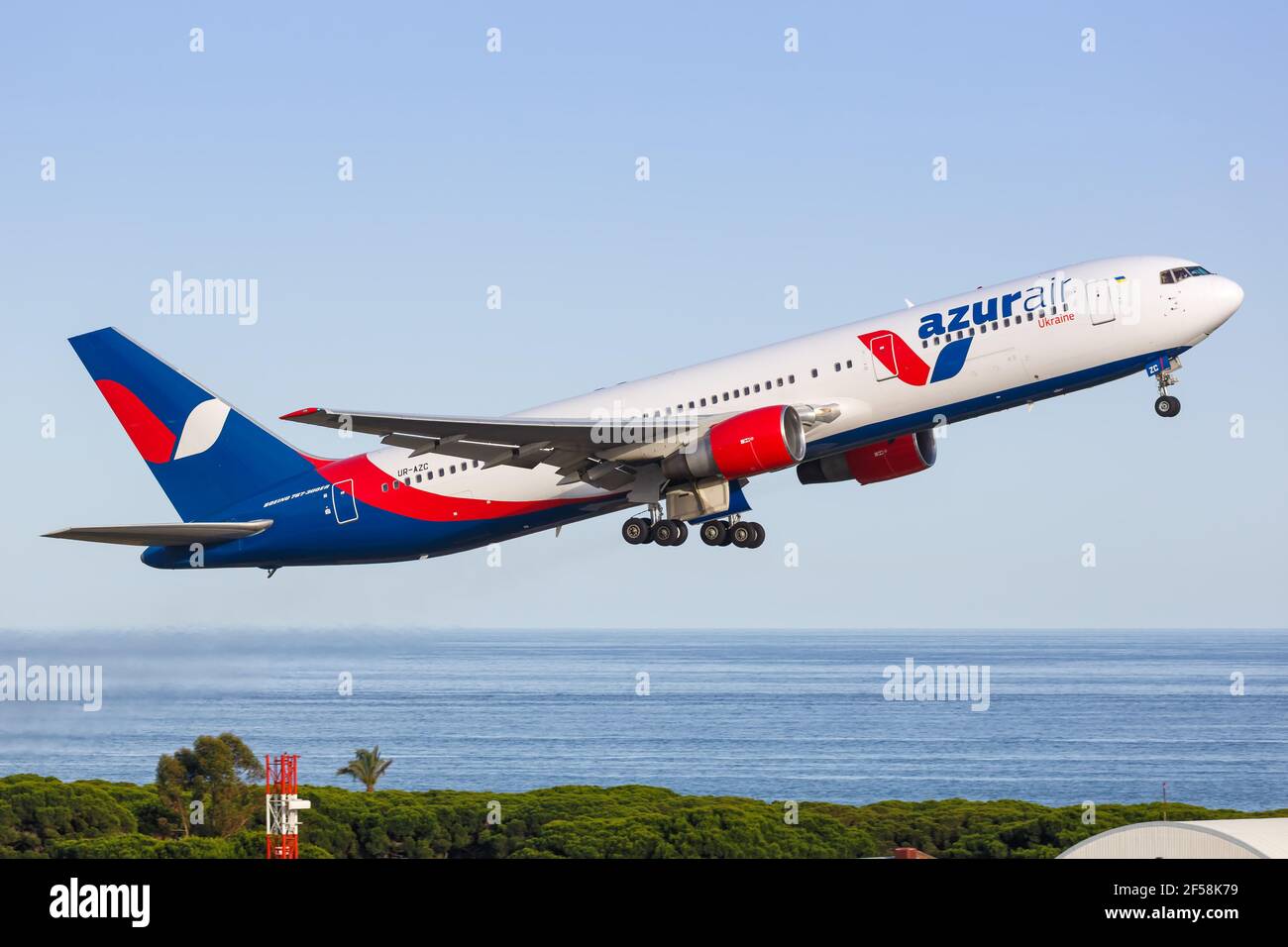 Barcelona, Spanien - 9. Juni 2018: Azur Air Ukraine Boeing 767 fliegt am Flughafen Barcelona in Spanien ab. Boeing ist ein amerikanischer Flugzeughersteller Stockfoto