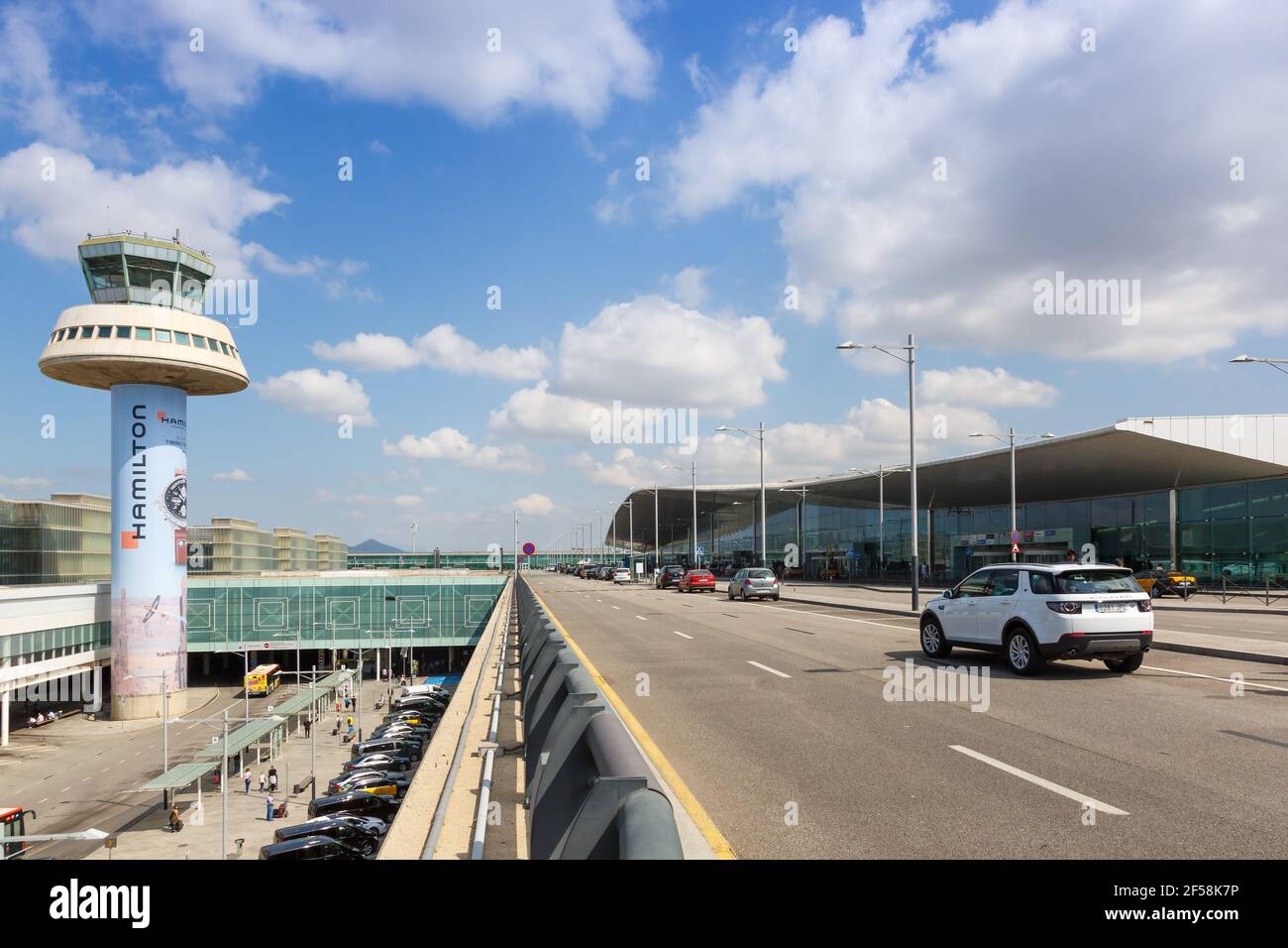 Barcelona, Spanien - 11. Juni 2018: Flughafen Barcelona Terminal 1 mit Turm in Spanien. Stockfoto