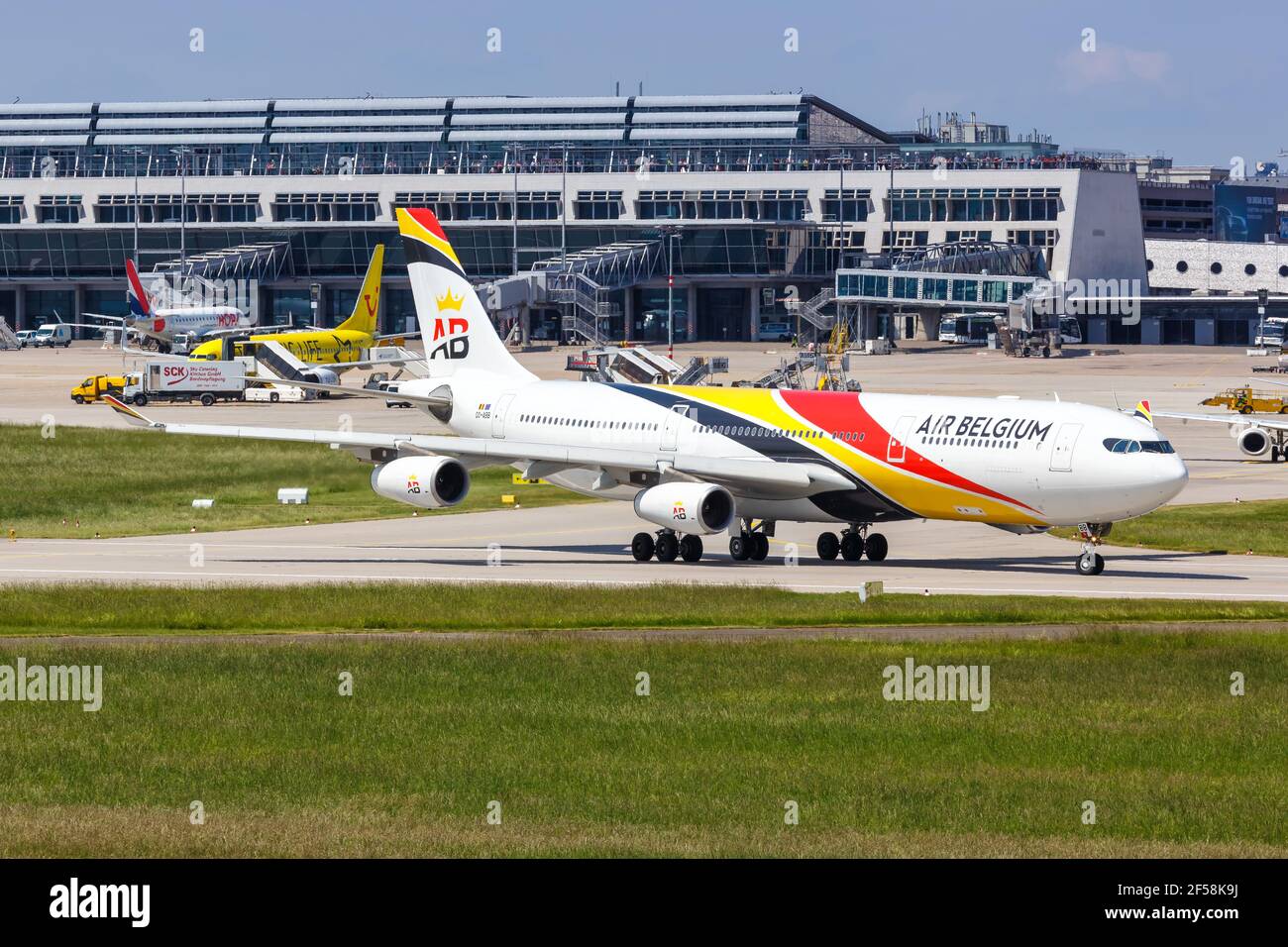 Stuttgart, 21. Mai 2018: Air Belgium Airbus A340 am Flughafen Stuttgart in Deutschland. Airbus ist ein europäischer Flugzeughersteller mit Sitz Stockfoto