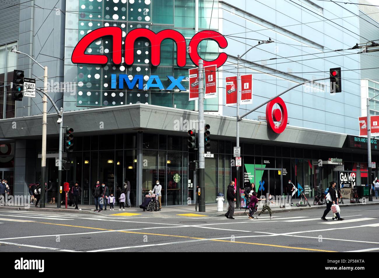 San Francisco, USA. März 2021, 24th. Menschen gehen über die Straße vor einem Kino in San Francisco, Kalifornien, USA, 24. März 2021. San Francisco Mayor London Breed am Dienstag angekündigt, dass die Stadt wieder die meisten Unternehmen und Aktivitäten, die durch den Staat Kalifornien in der orangen Tier (die 2nd niedrigsten) für Grafschaften mit moderaten COVID-19 Übertragungsstufen erlaubt sind. Quelle: Wu Xiaoling/Xinhua/Alamy Live News Stockfoto