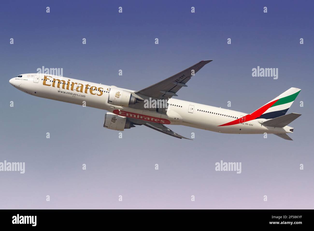 Dubai, Vereinigte Arabische Emirate – 21. Februar 2018: Emirates Boeing 777-300ER am Dubai International Airport (DXB) in den Vereinigten Arabischen Emiraten. Boeing ist Stockfoto