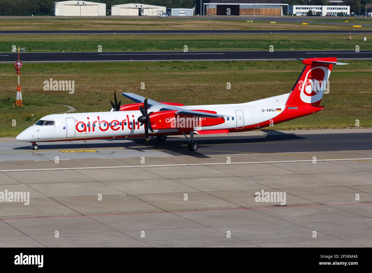 Berlin, Deutschland – 30. August 2017: Air Berlin Bombardier Dash 8 Q400 am Flughafen Berlin Tegel (TXL) in Deutschland. Stockfoto