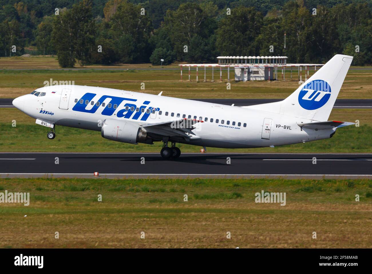 Berlin, Deutschland – 30. August 2017: UTair Boeing 737 am Flughafen Berlin-Tegel (TXL) in Deutschland. Boeing ist ein Flugzeughersteller mit Sitz in Seattle, was Stockfoto