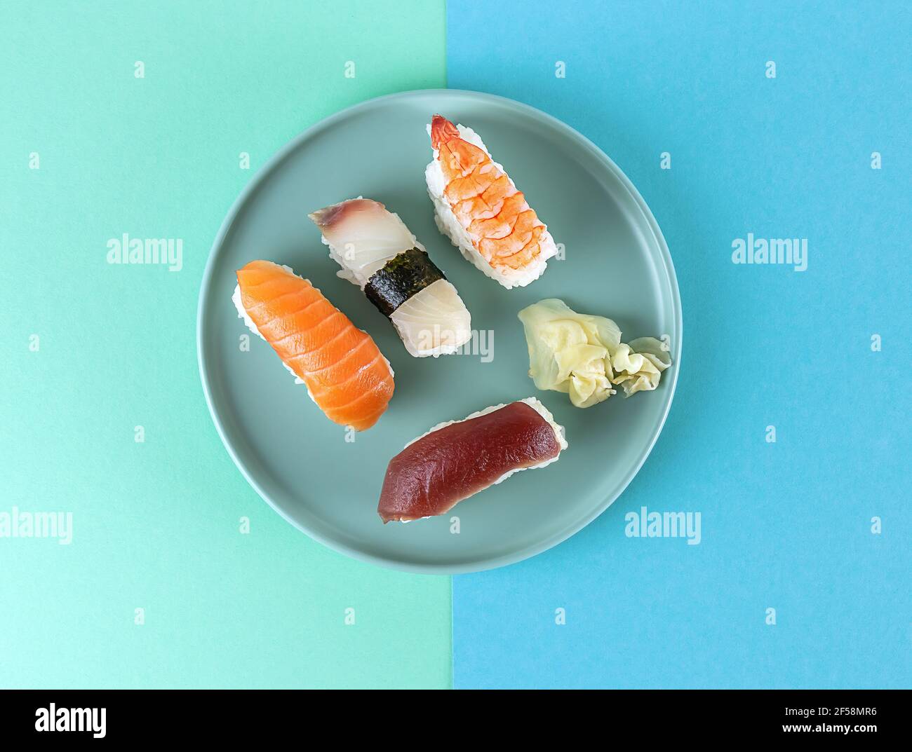 Nigiri-Sushi auf dem Teller mit Ingwer. Stockfoto