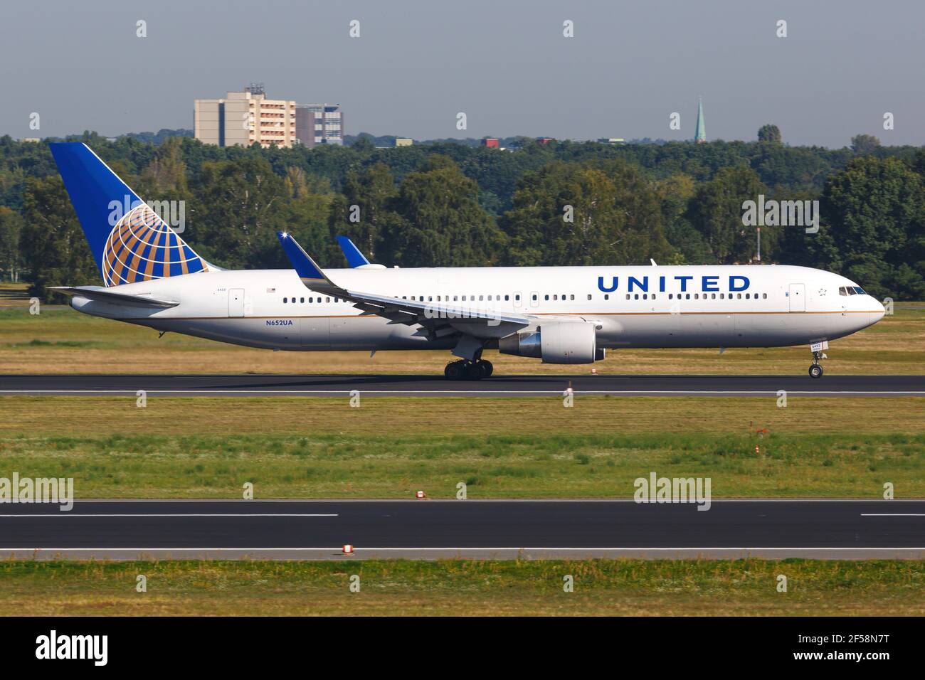 Berlin, Deutschland – 30. August 2017: United Airlines Boeing 767 am Flughafen Berlin-Tegel (TXL) in Deutschland. Boeing ist ein Flugzeughersteller mit Sitz in SE Stockfoto