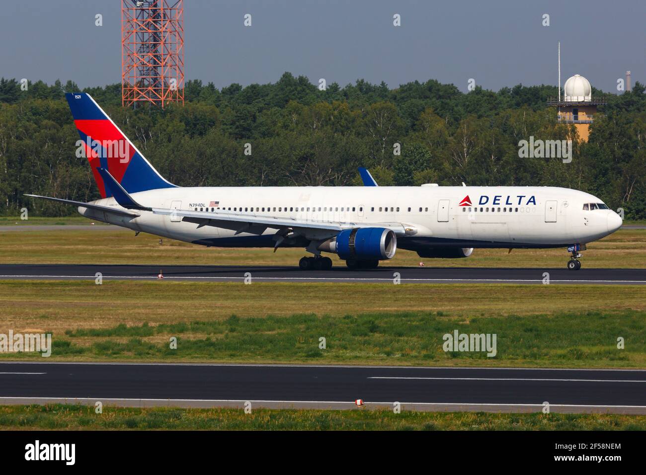 Berlin, Deutschland – 30. August 2017: Delta Airlines Boeing 767 am Flughafen Berlin-Tegel (TXL) in Deutschland. Boeing ist ein Flugzeughersteller mit Sitz in Sea Stockfoto