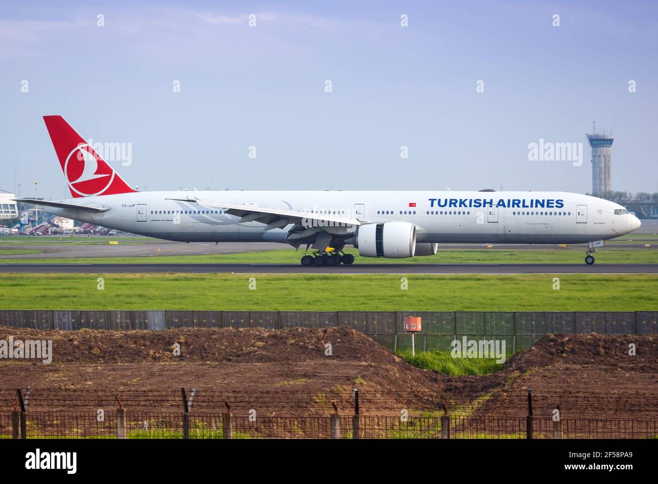 Jakarta, Indonesien – 27. Januar 2018: Turkish Airlines Boeing 777-300 am Flughafen Jakarta (CGK) in Indonesien. Boeing ist ein Flugzeughersteller mit Sitz Stockfoto