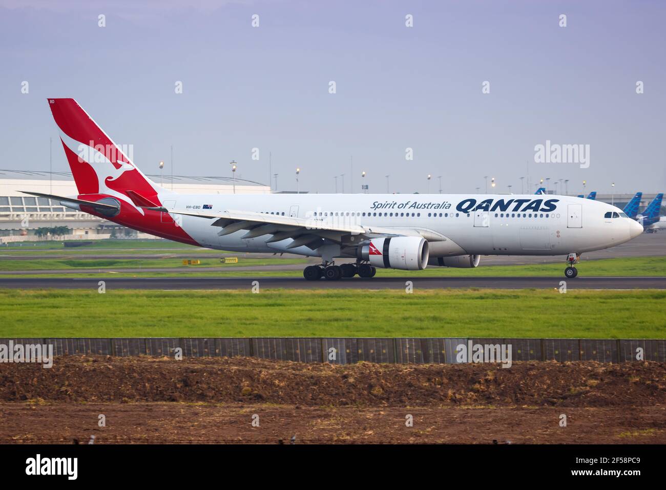 Jakarta, Indonesien – 27. Januar 2018: Qantas Airbus A330 am Flughafen Jakarta (CGK) in Indonesien. Airbus ist ein Flugzeughersteller aus Toulouse, Fra Stockfoto