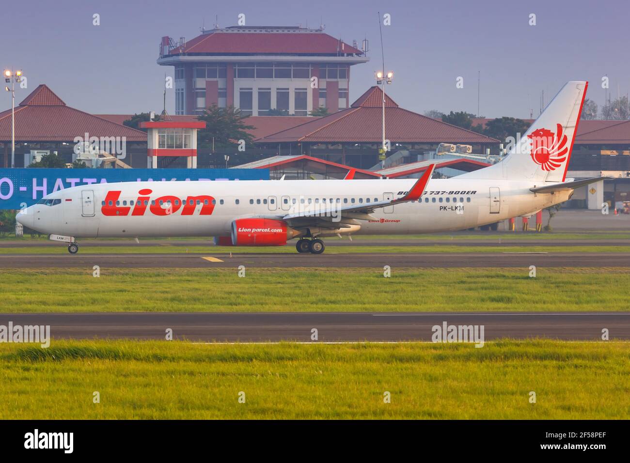 Jakarta, Indonesien – 27. Januar 2018: Lion Air Boeing 737-900 am Flughafen Jakarta (CGK) in Indonesien. Boeing ist ein Flugzeughersteller mit Sitz in Seat Stockfoto