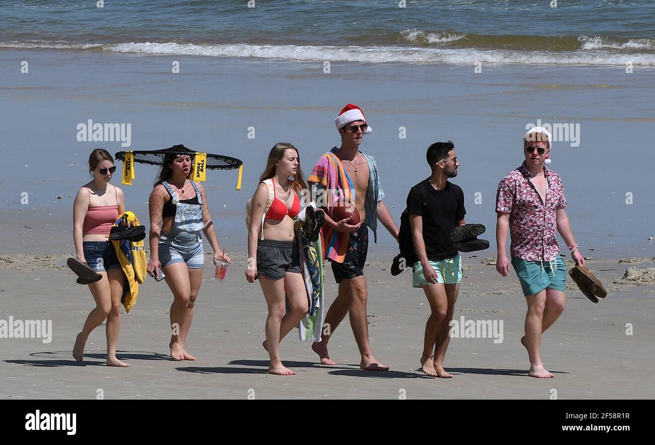 Daytona Beach, Usa. März 2021, 24th. Die Menschen genießen sich beim Spazierengehen am Strand. Als Studenten in Florida für die jährliche Frühlingsferien Ritual ankommen, Behörden sind besorgt, dass große Menschenmengen könnte eine Spitze in Coronavirus Fällen verursachen. (Foto von Paul Hennessy/SOPA Images/Sipa USA) Quelle: SIPA USA/Alamy Live News Stockfoto