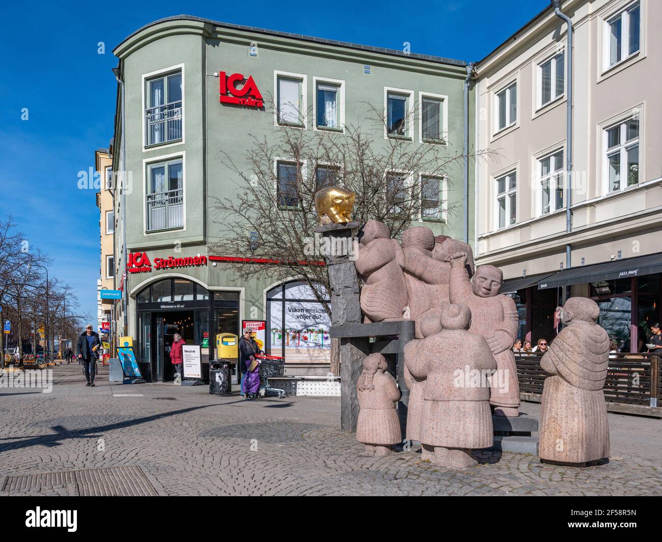 Alten Platz Skvallertorget in Norrkoping im Frühjahr in Schweden. Norrkoping ist eine historische Industriestadt. Stockfoto