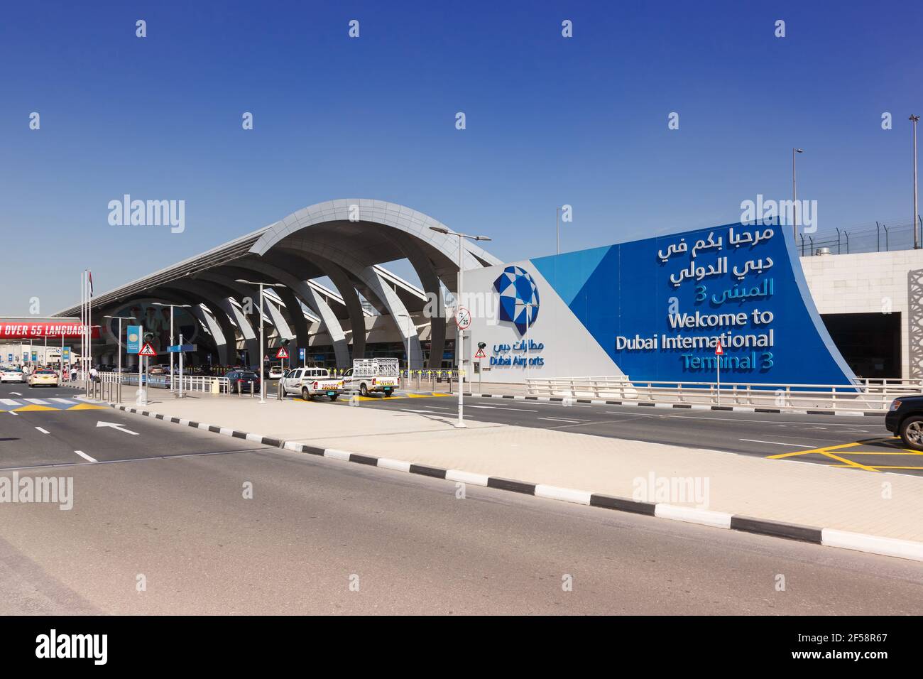 Dubai, Vereinigte Arabische Emirate – 21. Februar 2018: Terminal 3 am Dubai International Airport (DXB) in den Vereinigten Arabischen Emiraten. Stockfoto