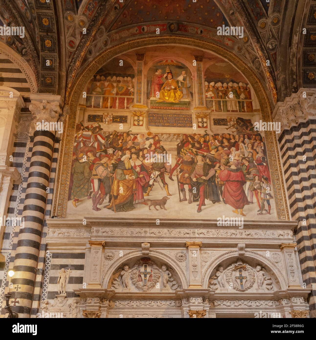 Fresken in der Piccolomini Bibliothek in der Kathedrale von Siena Stockfoto