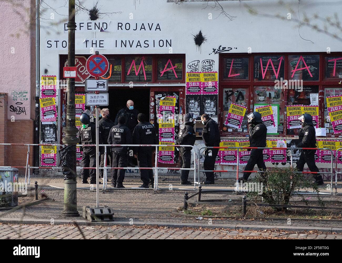 Berlin, Deutschland. März 2021, 25th. Polizeibeamte stehen in der Reichenberger Straße vor der angesagten Bar "Meuterei". Unter Polizeischutz wurde die linke Kneipe geräumt. Quelle: Paul Zinken/dpa-Zentralbild/dpa/Alamy Live News Stockfoto