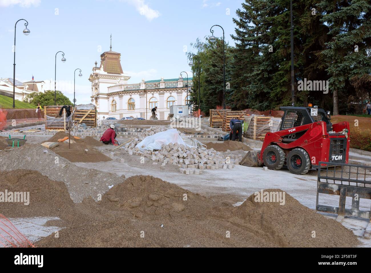 Wiederaufbau und Bau von Bürgersteig in Parkgelände. Straßenreparatur. Kazan, 08.07.2019 Stockfoto