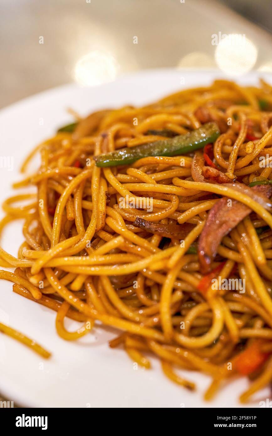 Kantonesisch-italienische Fusion-Gerichte, gebratene Pasta mit Rinderfilet und farbigen Paprika Stockfoto