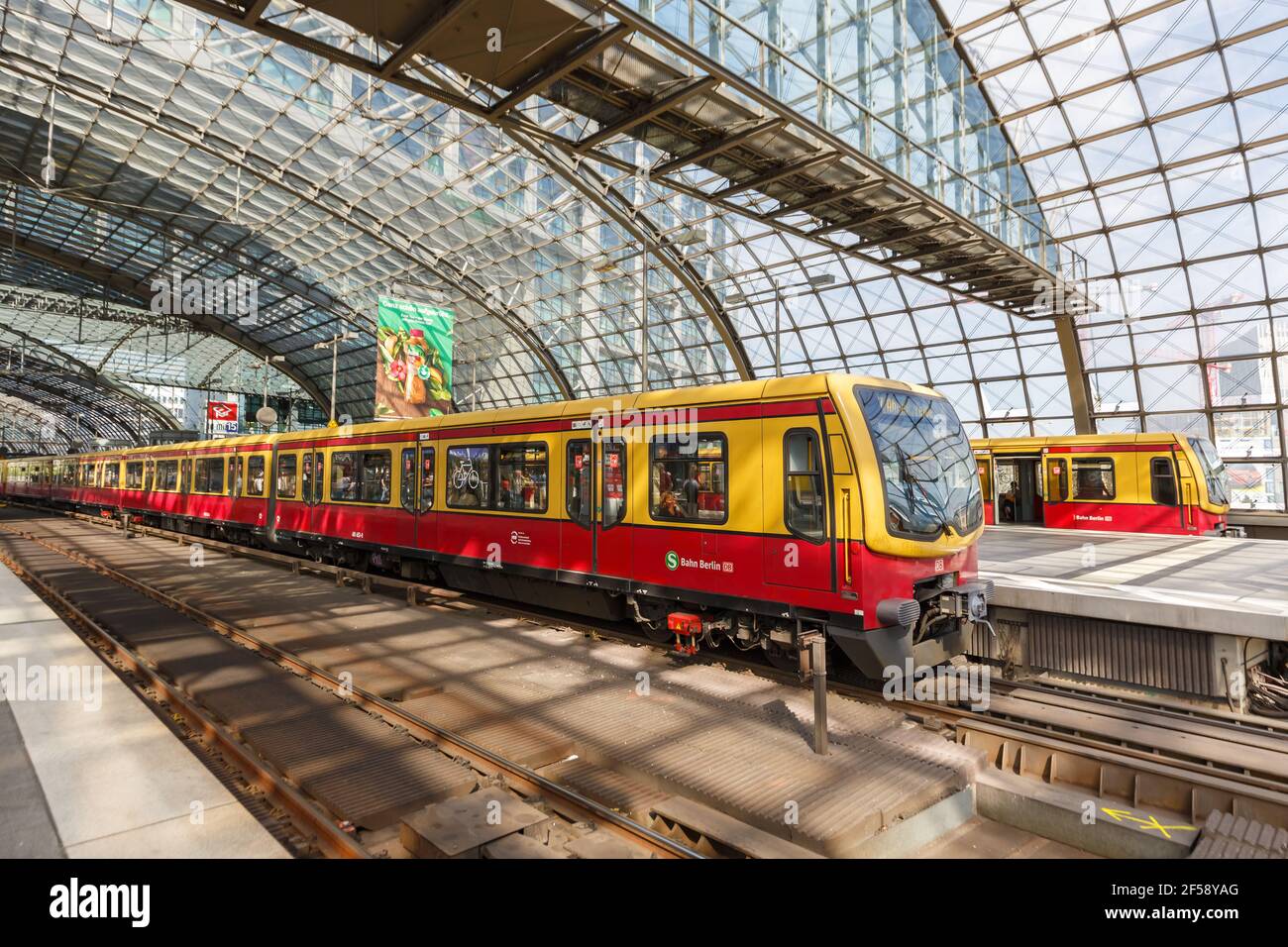 Berlin, Deutschland - 20. August 2020: S-Bahn S-Bahn Berlin S-Bahn am Hauptbahnhof Hbf in Deutschland. Stockfoto