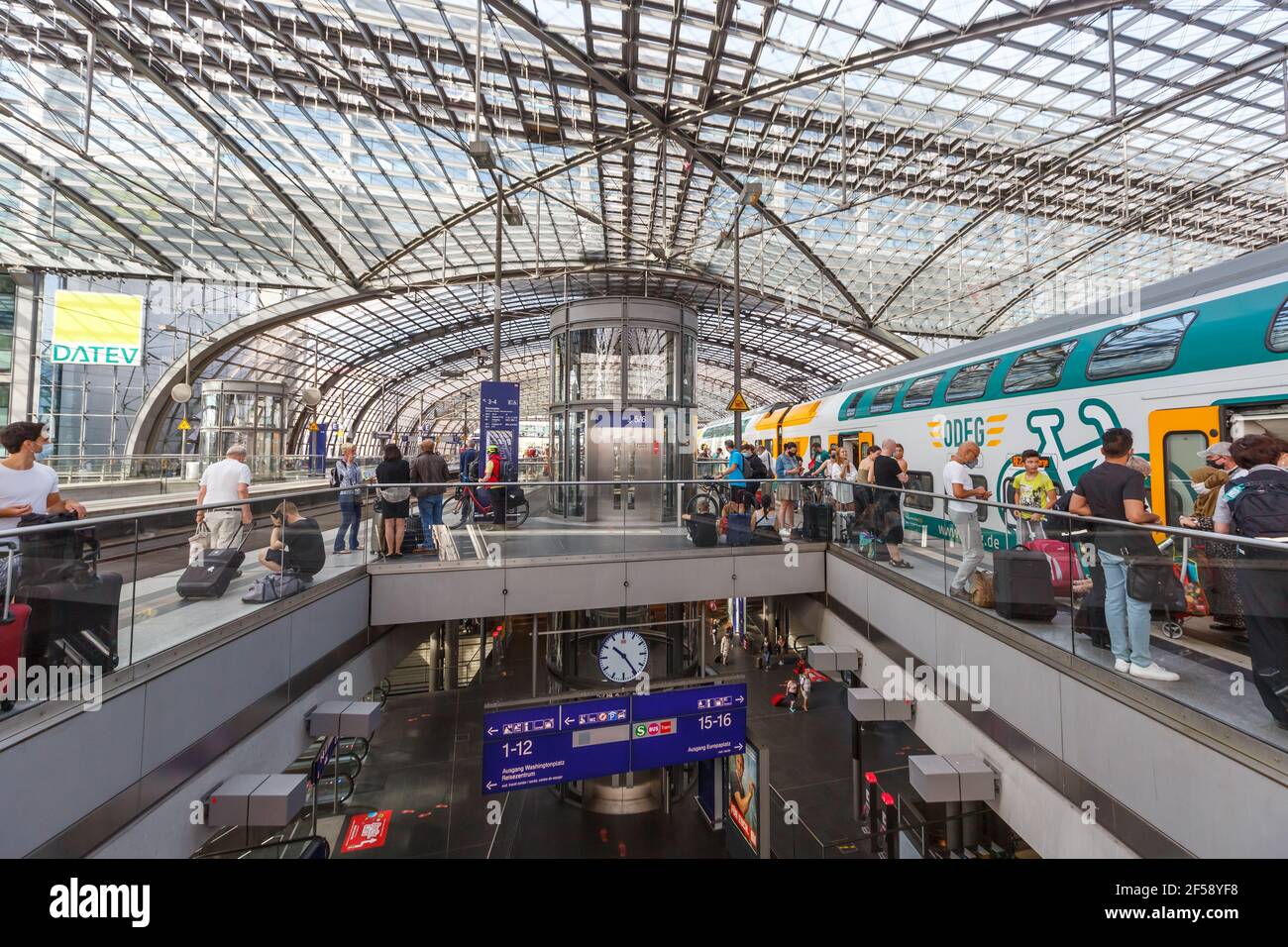 Berlin, Deutschland - 20. August 2020: Berliner Hauptbahnhof Hbf Zug Moderne Architektur in Deutschland. Stockfoto
