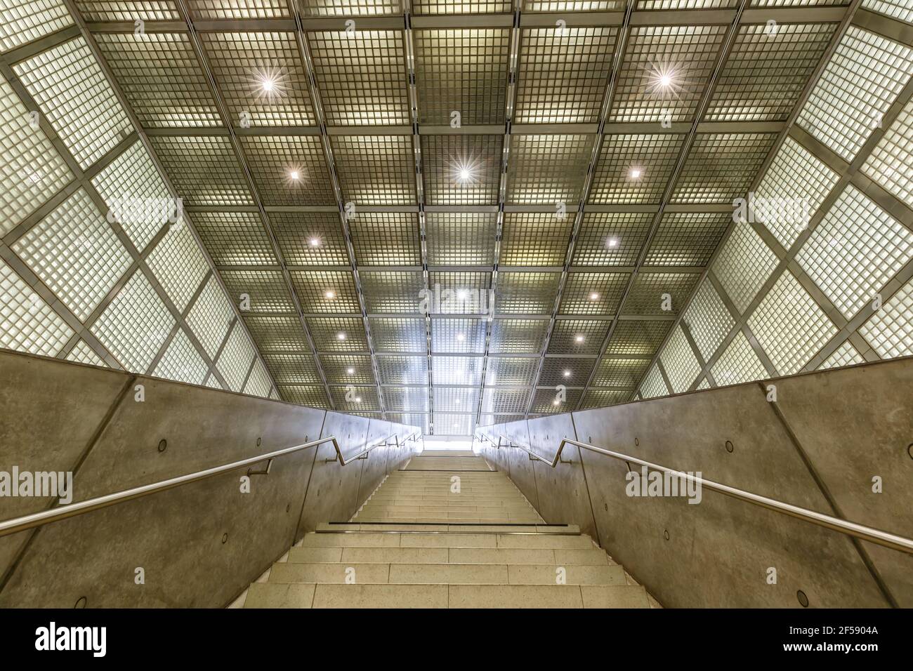 Leipzig, Deutschland - 19. August 2020: S-Bahn Leipzig City-Tunnel Bahnhof Wilhelm-Leuschner-Platz S-Bahn in Deutschland. Stockfoto