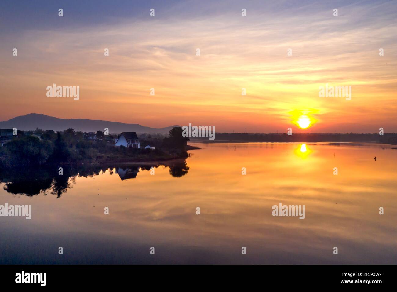 Morgendämmerung auf dem Meer von Teeseen in der Provinz Gia Lai, Vietnam Stockfoto