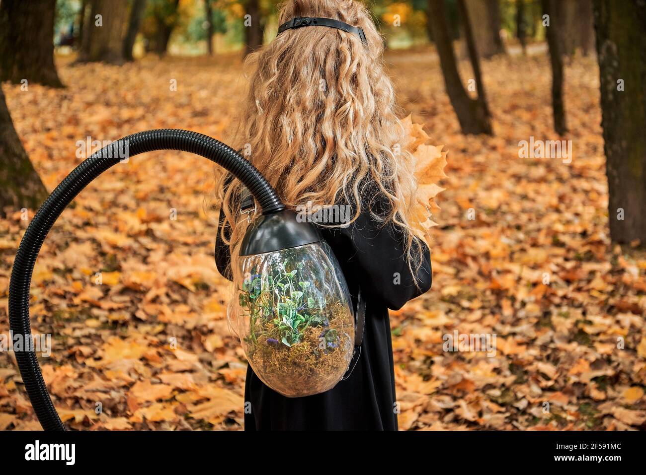 Kleines Mädchen mit weißer Rose in den Händen von Heu. Kind in Gasmaske mit Atemgerät Rucksack hinter seinem Rücken. Epidemie Ökologie Konzept Stockfoto