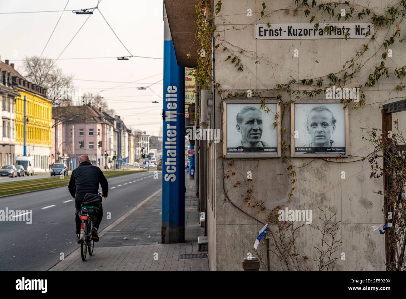 Bundesliga-Fußballverein FC Schalke 04, die Schalker-Meile, Traditionsmeile, Kurt-Schumacher-Straße in Gelsenkirchen-Schalke, Ernst-Kuzorra-P Stockfoto