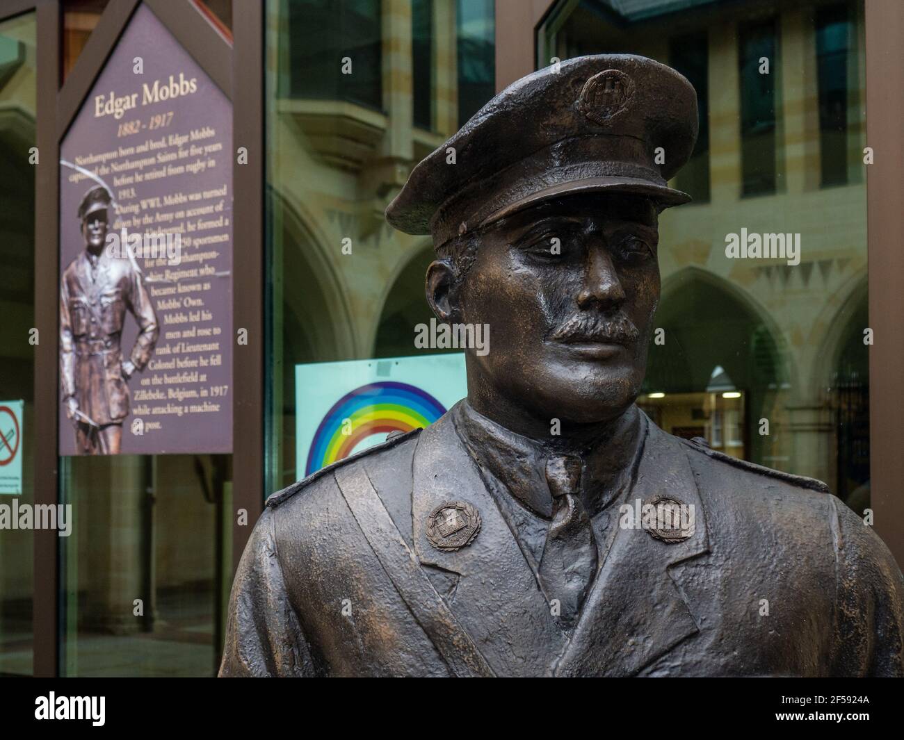 Statue, die in Northampton Guildhall, der Lokalmatador Edgar Mobbs; im WW1 hob er seine eigene Firma der Sportler für die Northamptonshire Regiment. Stockfoto
