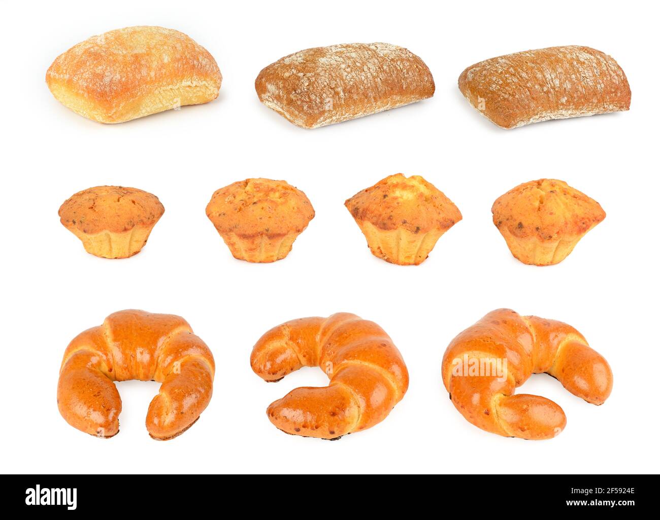 Stellen Sie frische Brotprodukte (Brötchen, Croissants, Ciabatta) isoliert auf weißem Hintergrund Stockfoto