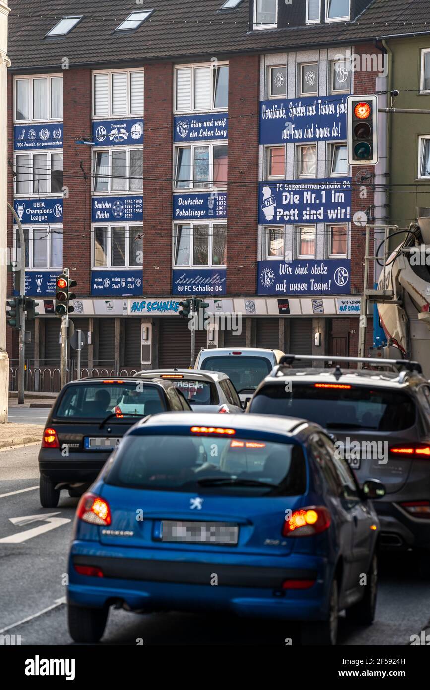 Bundesliga-Fußballverein FC Schalke 04, die Schalker-Meile, Traditionsmeile, Kurt-Schumacher-Straße in Gelsenkirchen-Schalke, Schalker-Fassade Stockfoto