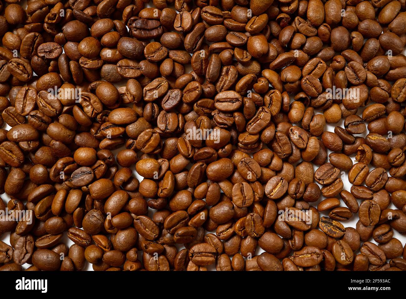 Arabica-Kaffeebohnen frisch geröstet. Kaffee abstrakt Hintergrund. Stockfoto