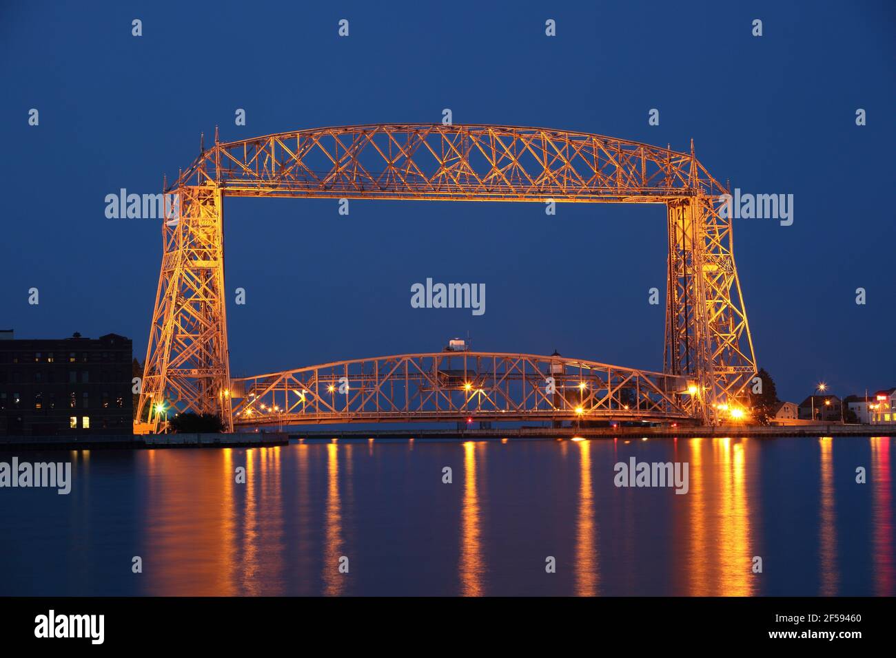 Geographie / Reisen, USA, Minnesota, Duluth, Luftbrücke bei Nacht, Lake Superior, Additional-Rights-Clearance-Info-not-available Stockfoto
