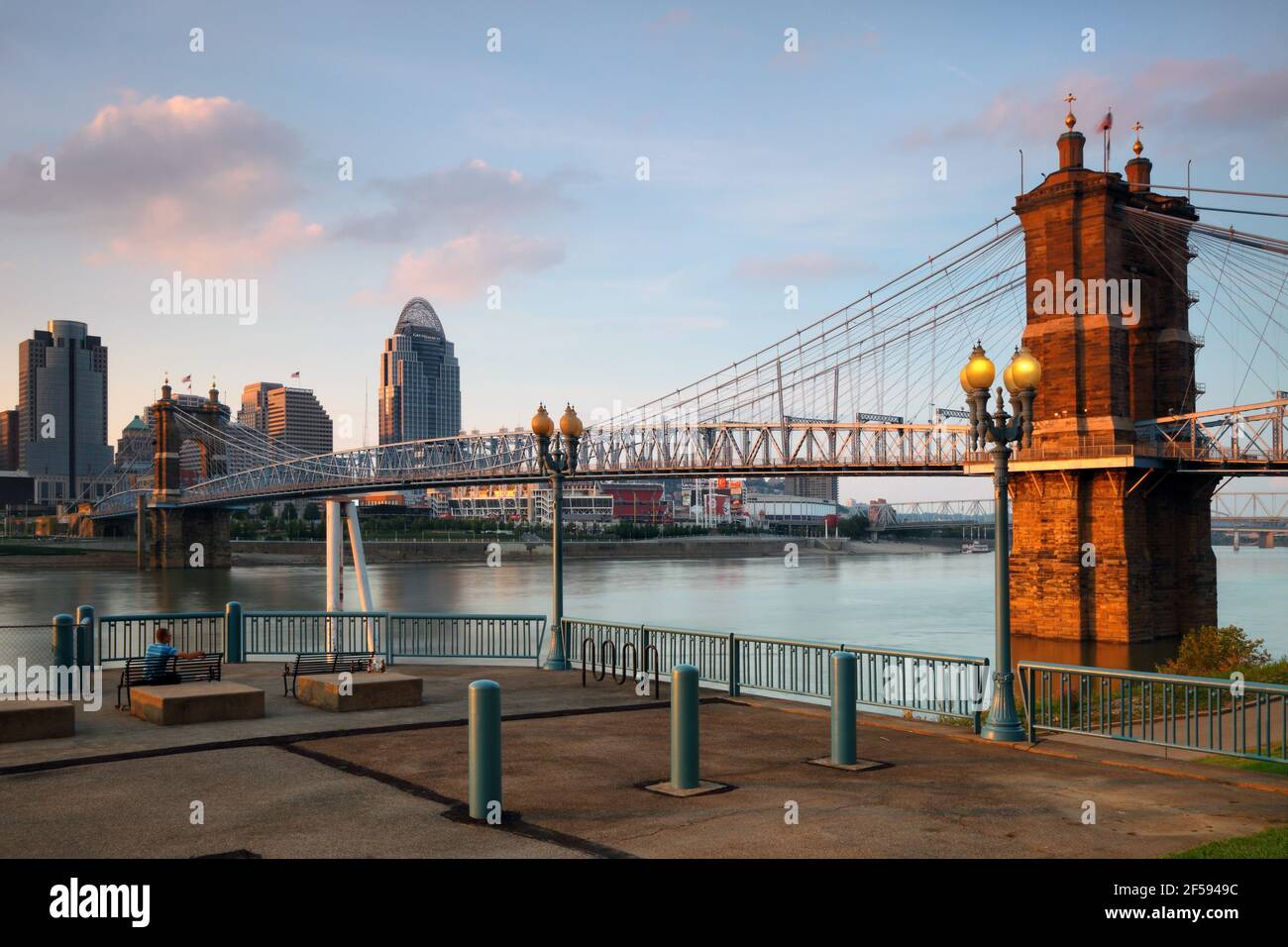 Geographie / Reisen, USA, Ohio, Cincinnati, Blick von Covington (Kentucky) Richtung Cincinnati Skyline, , Additional-Rights-Clearance-Info-not-available Stockfoto