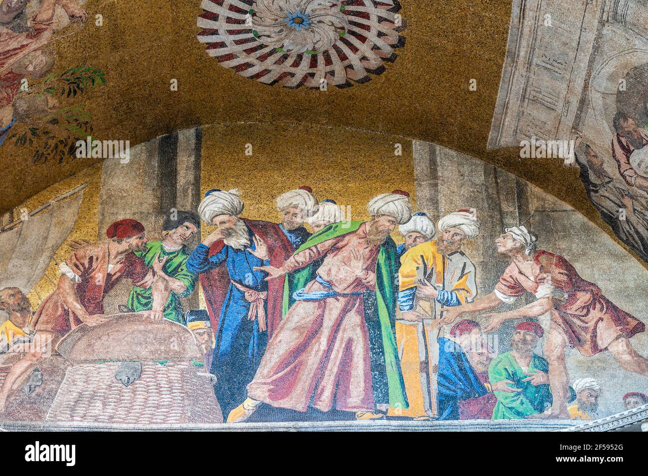 Venedig, Italien - Juni 23 2020: Eine Nahaufnahme des 'Diebstahls des Leibes des heiligen Markus aus Alexandria' Mosaic, das die Außenseite des heiligen M ornaates Stockfoto