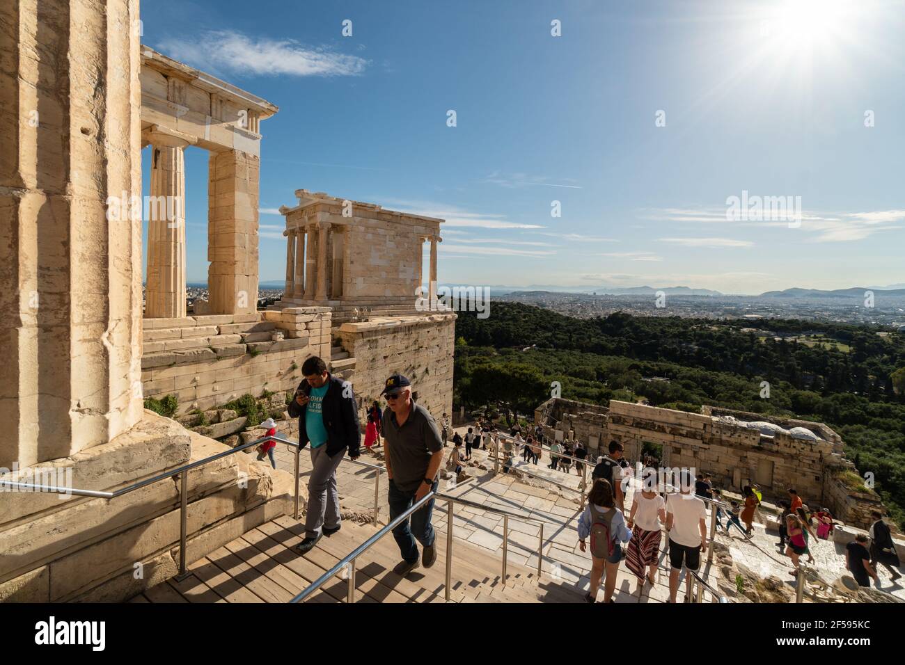 Athen, Griechenland - Mai 07 2020: Touristen besuchen die berühmte Akropolis und den Tempel der Athena Nike mit Blick auf Athen. Stockfoto