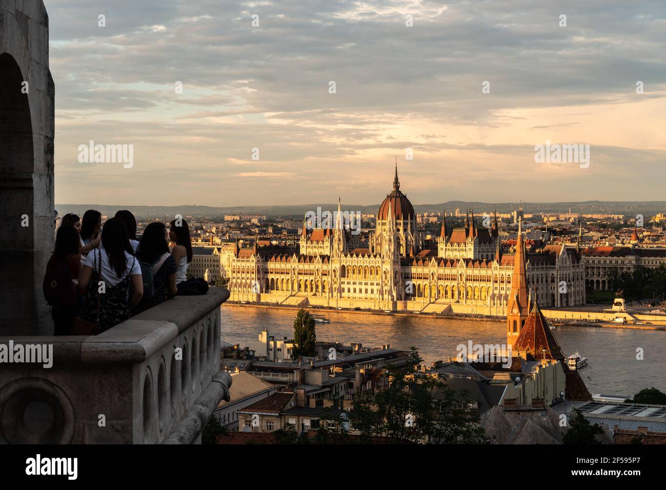Budapest, Ungarn - Mai 27 2019: Touristen genießen den Sonnenuntergang über der Budapester Altstadt und dem berühmten Parlamentsgebäude an der Donau Stockfoto
