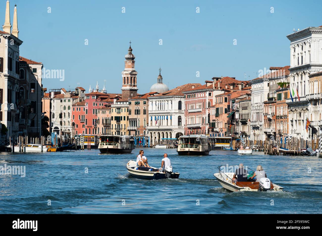 Venedig, Italien - Juni 22 2020: An einem sonnigen Sommertag in der berühmten italienischen Stadt segelt man im Motorboot auf dem berühmten Canal Grande in Venedig. Stockfoto