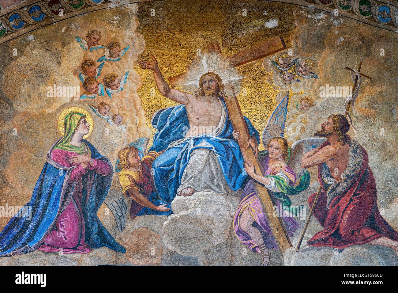 Venedig, Italien - Juni 23 2020: Eine Nahaufnahme des Mosaiks des Jüngsten Gerichts, das die Außenseite der Markusbasilika in Venedig, Italien, umschließt. Stockfoto
