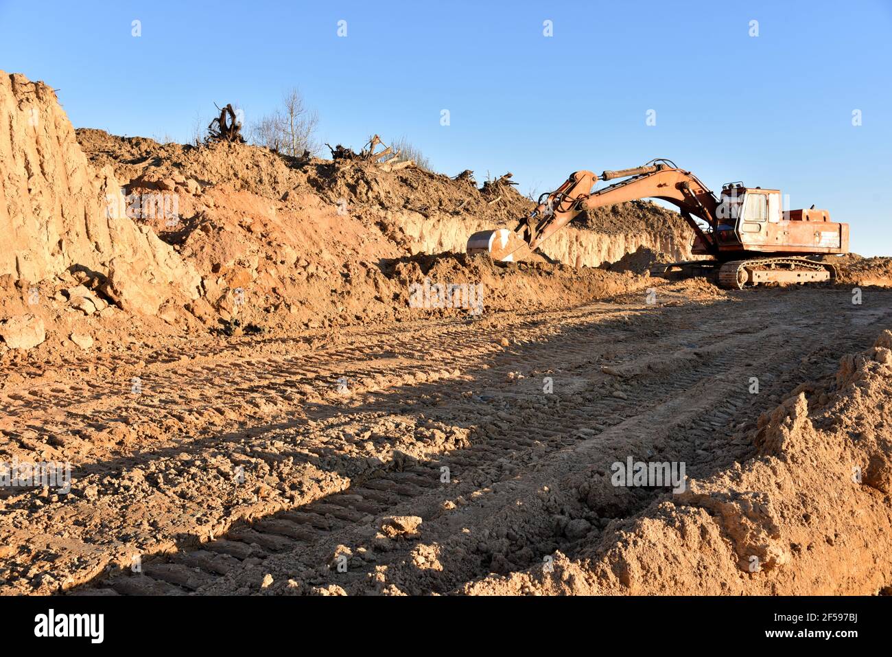 Bagger 597 Bagger arbeiten auf Erdbewegung im Tagebau. Bagger gräbt Sand und Kies ...