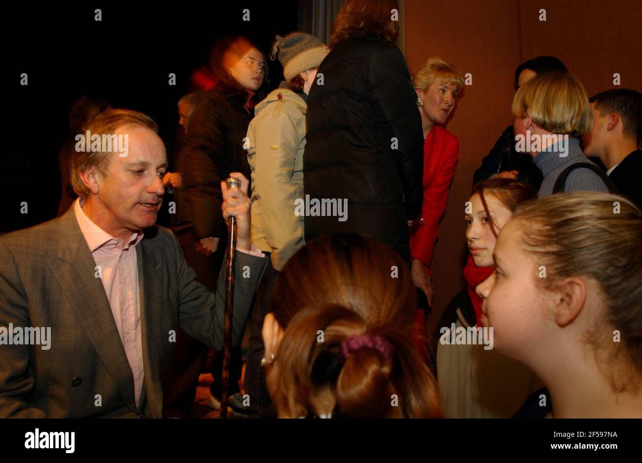 NEIL UND CHRISTINE HAMILTON SPRECHEN MIT STUDENTEN DER UNIVERSITY OF LONDON. 8/11/01 PILSTON Stockfoto