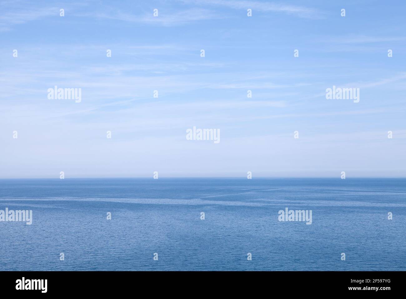 Das Meer trifft auf den Himmel vor der Küste von North Cornwall Stockfoto