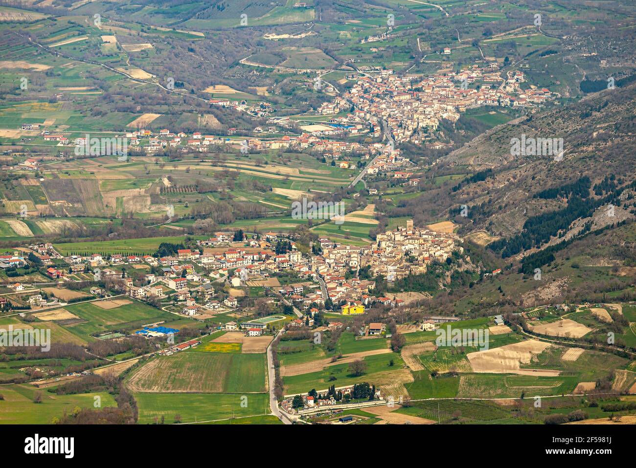 Luftaufnahme des Subequana-Tals mit den Städten Castel di Ieri und Castelvecchio subequo. Provincia de Aquila, Abruzzen, Italien, Europa Stockfoto