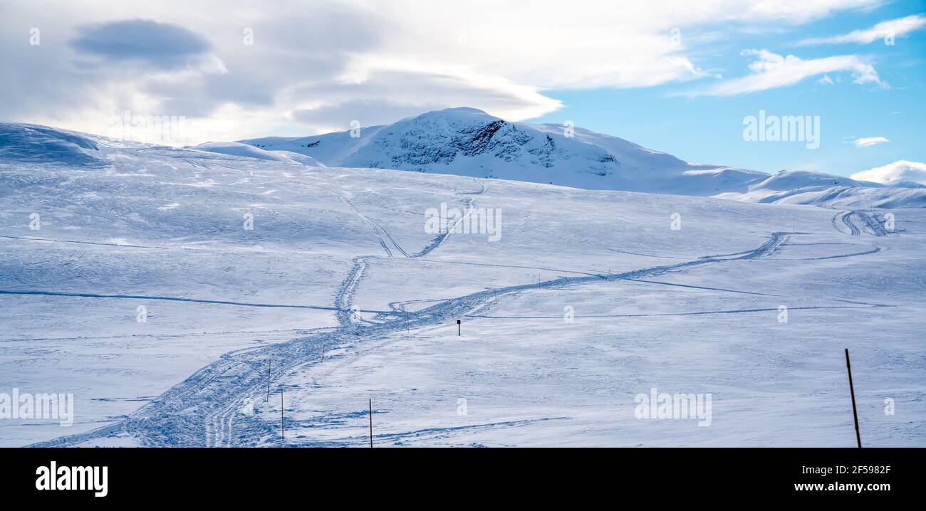 An einem kalten Wintertag können Sie auf den Skipisten in einer schneebedeckten Bergebene Ski fahren. Stockfoto