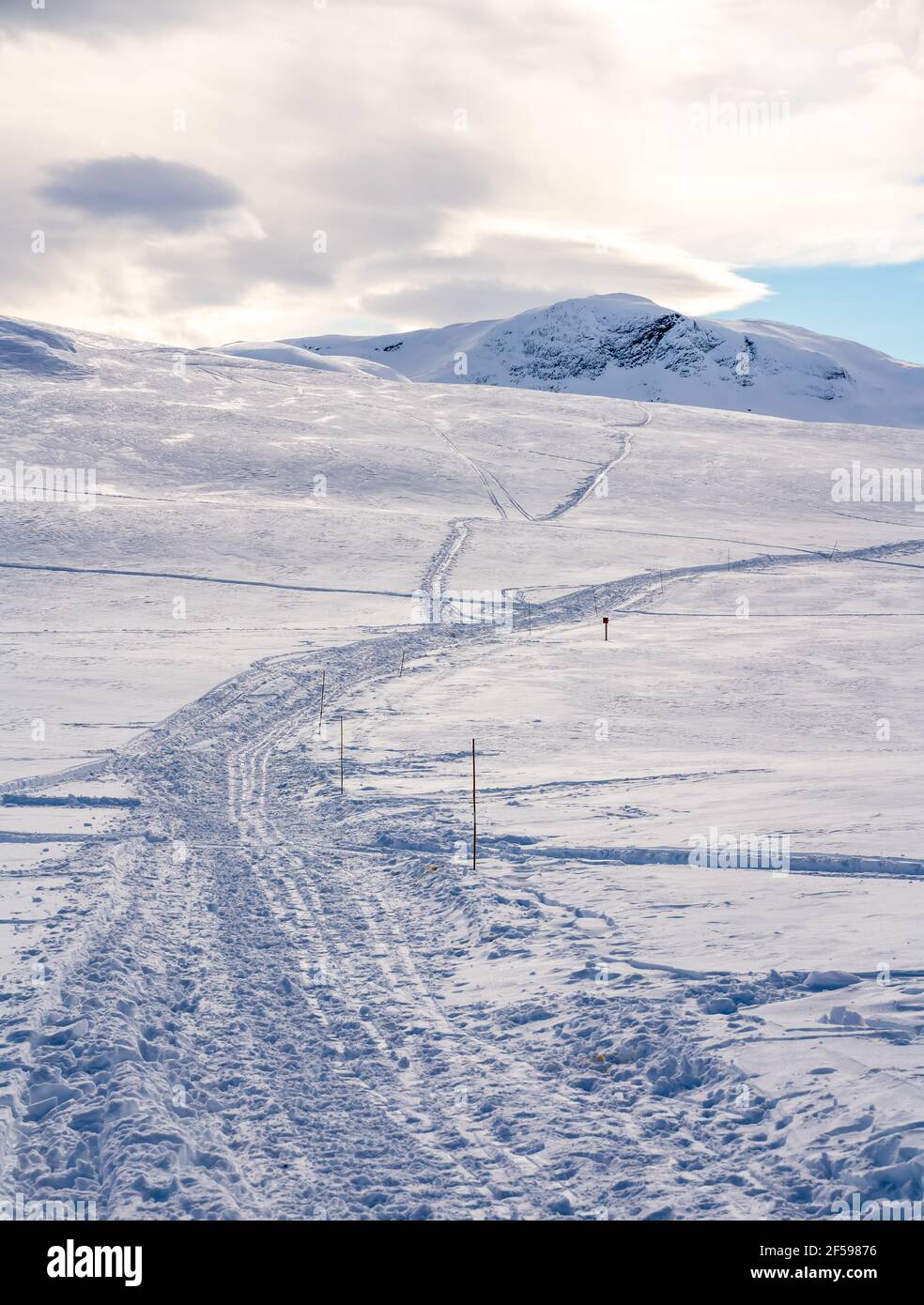 An einem kalten Wintertag können Sie auf den Skipisten in einer schneebedeckten Bergebene Ski fahren. Stockfoto