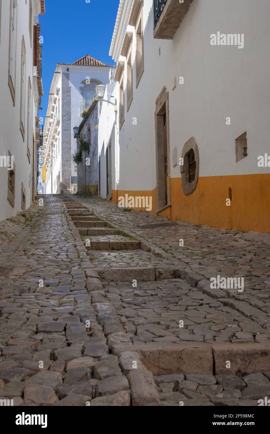 Enge gepflasterte Straßen von Tavira, Algarve, Portugal Stockfoto