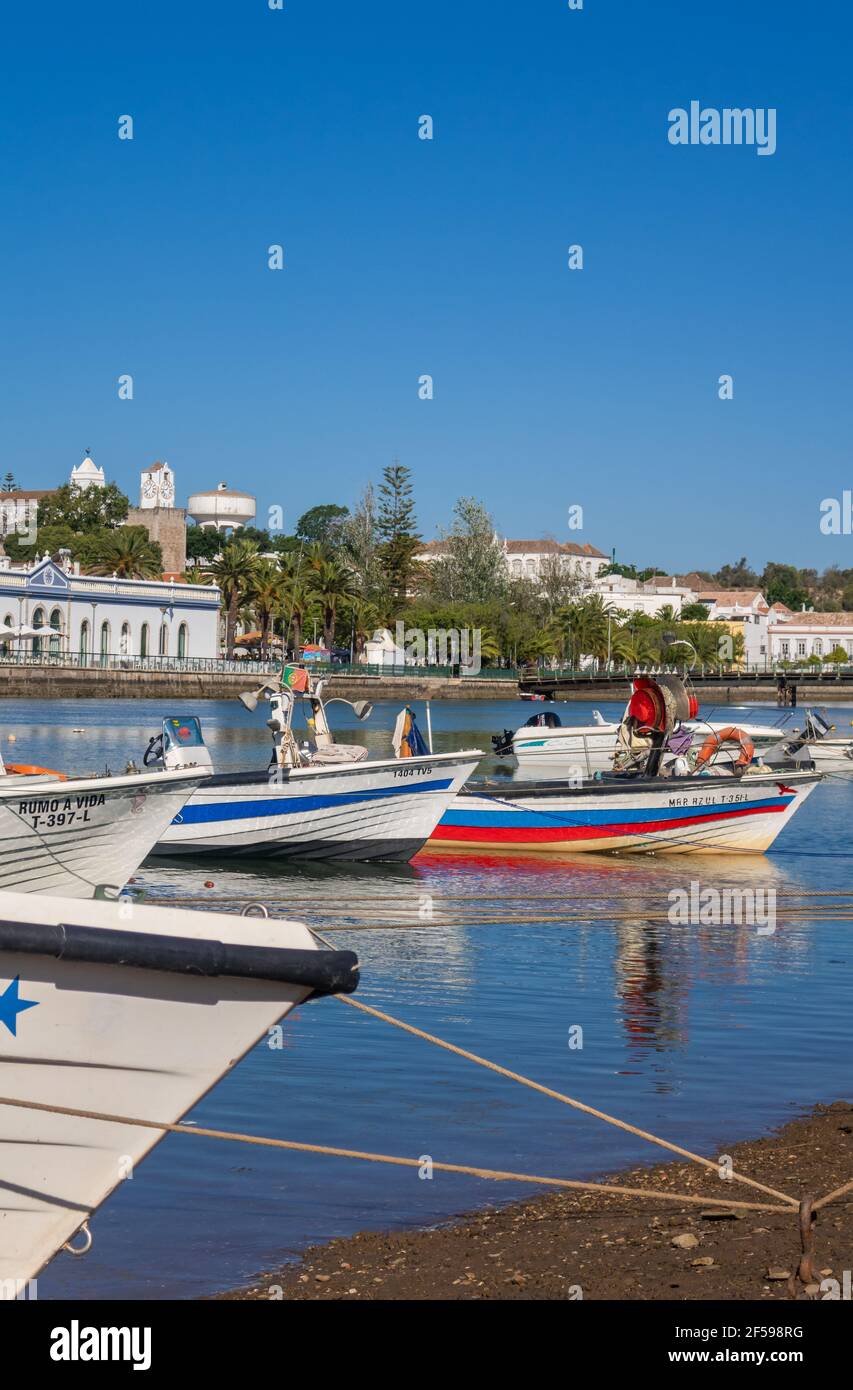 Fischerboote in Tavira, an der östlichen Algarve und in Portugal Stockfoto
