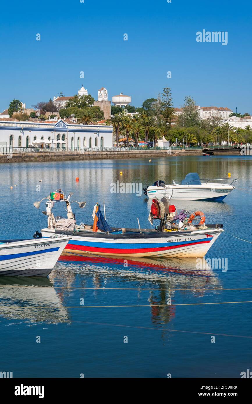 Fischerboote in Tavira, an der östlichen Algarve und in Portugal Stockfoto