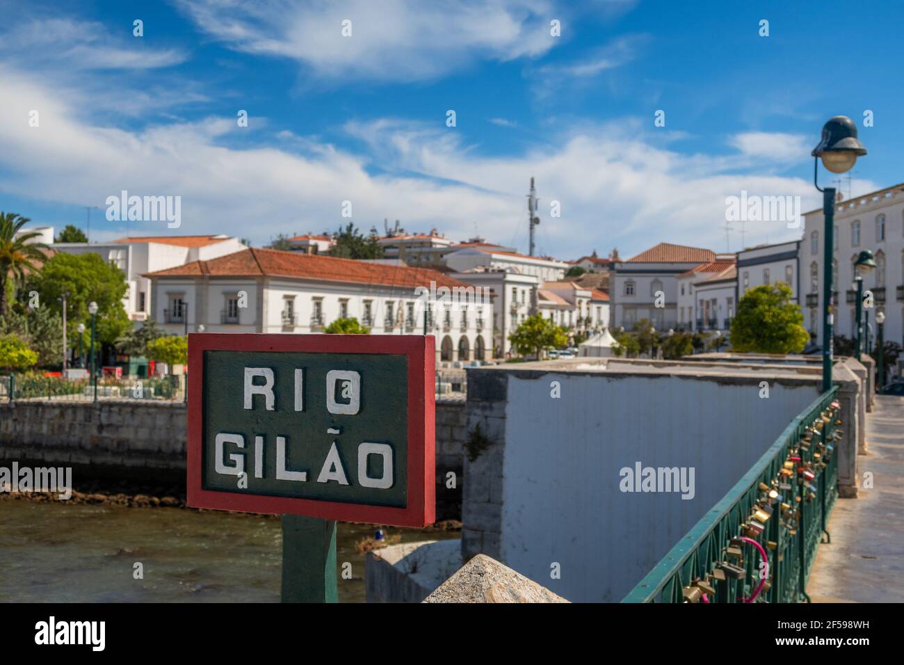 Schild an der Brücke über den Fluss Gilao in Tavira, Algarve, Portugal Stockfoto