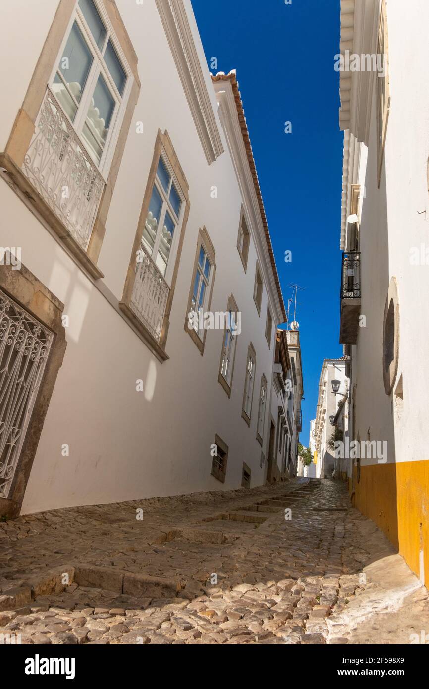 Enge gepflasterte Straßen von Tavira, Algarve, Portugal Stockfoto