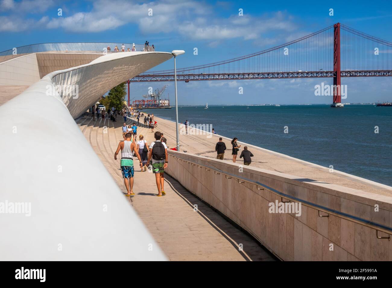 Museum für Kunst, Architektur und Technologie mit 25. April Brücke im Hintergrund über den Fluss Tejo, Belem, Lissabon, Portugal Stockfoto